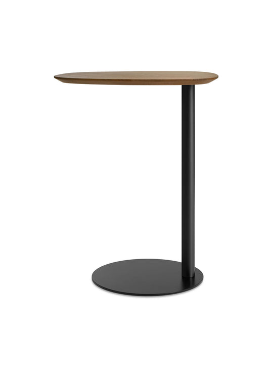 Table d’appoint Swole Blu Dot, design contemporain mêlant bois massif et métal. noyer
