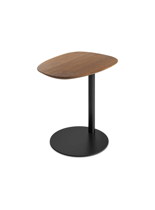 Table d’appoint Swole Blu Dot, meuble design idéal près d’un canapé ou fauteuil. noyer