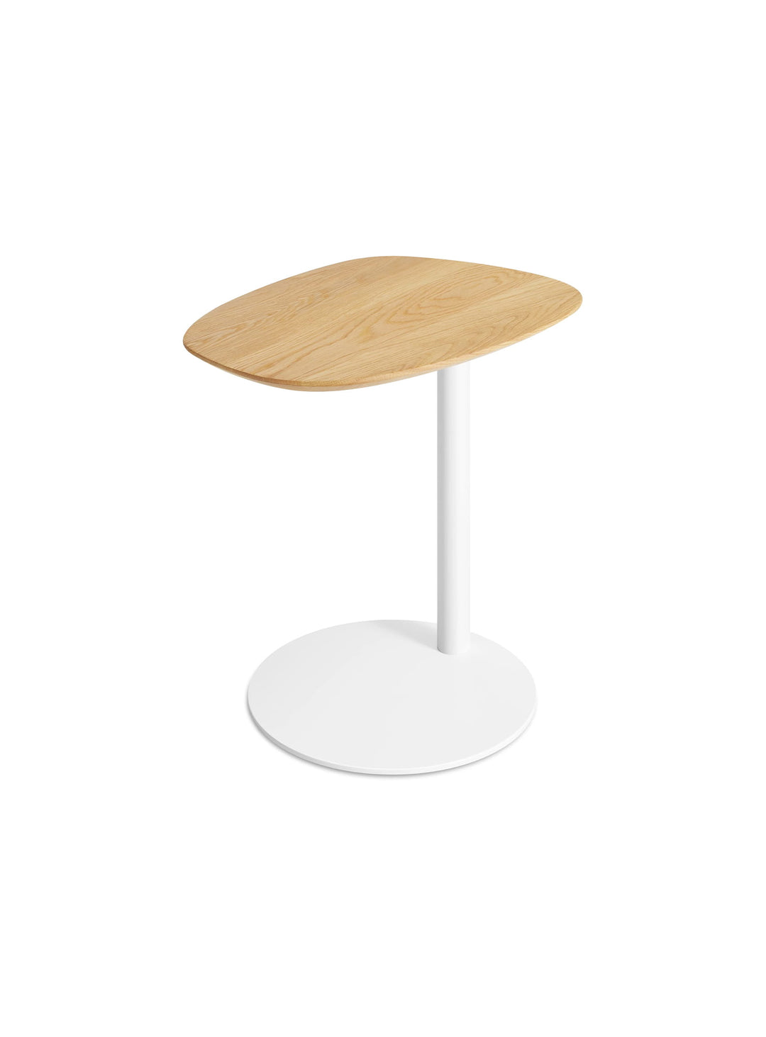 Table d’appoint Swole Blu Dot, esthétique organique et fonctionnalité au quotidien. chene blanc