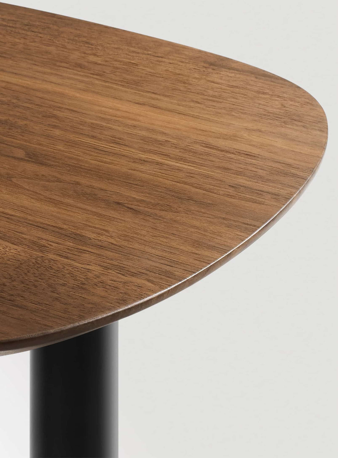 Table d’appoint Swole Blu Dot, table pratique et sculpturale pour salon moderne. noyer
