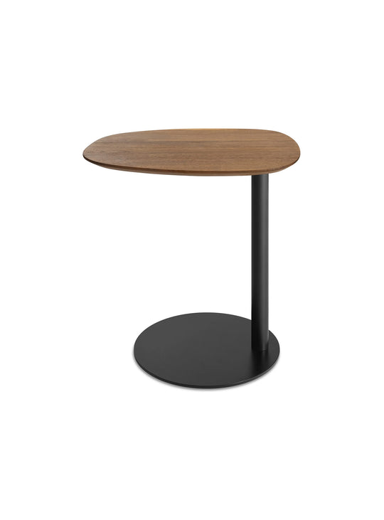 Table d’appoint Swole Blu Dot, plateau en bois massif aux contours adoucis. noyer