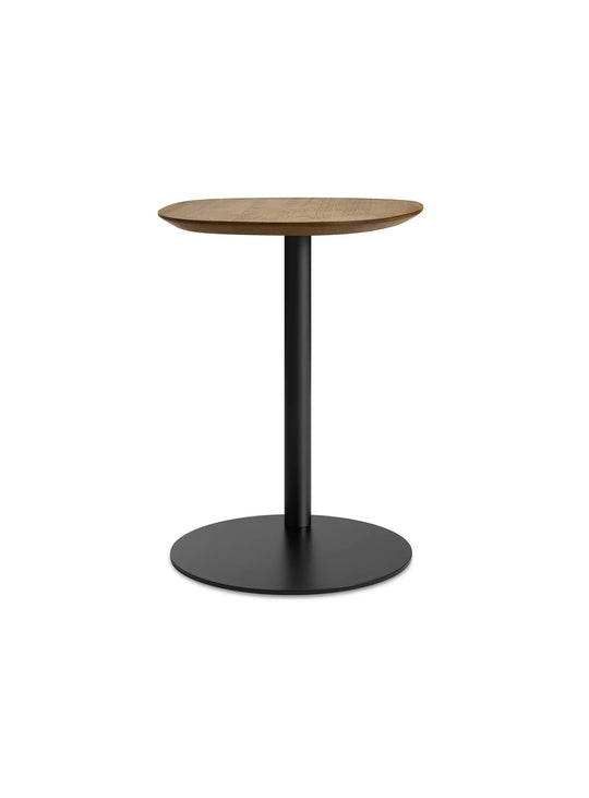 Table d’appoint Swole Blu Dot, design élégant et proportions parfaitement équilibrées. noyer