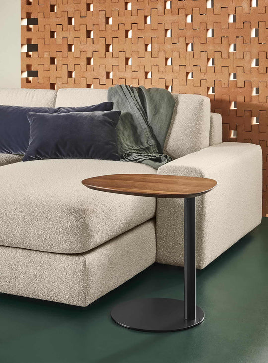 Table d’appoint Swole Blu Dot, design sculptural en bois et acier contemporain. noyer