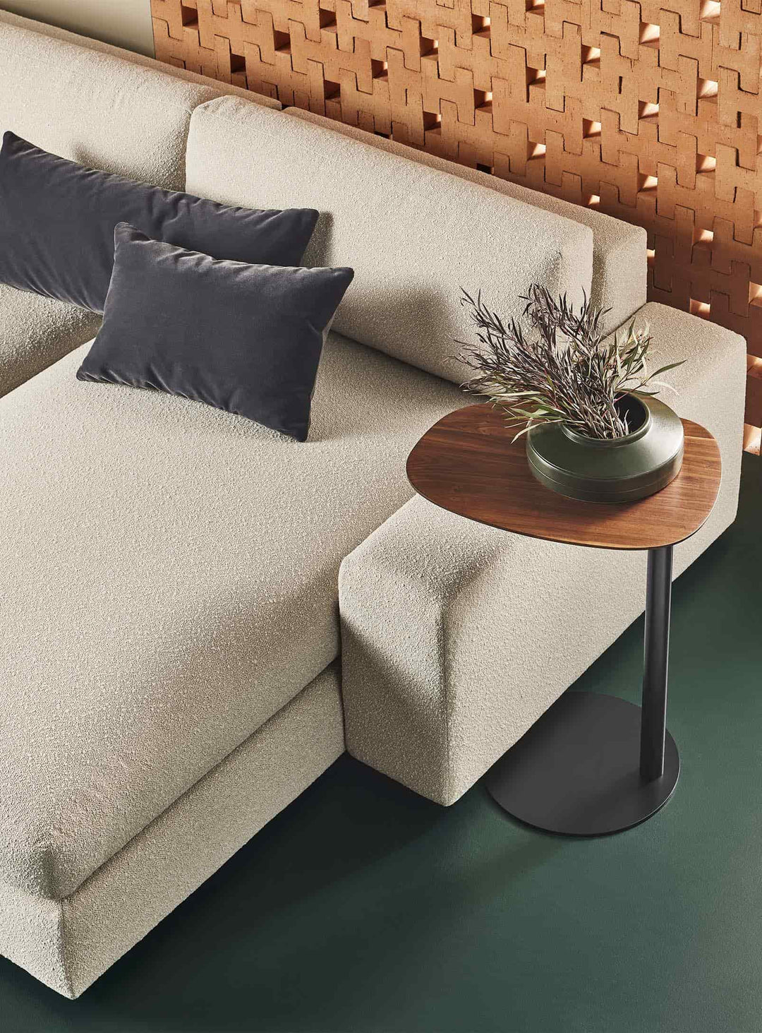 Table d’appoint Swole Blu Dot, meuble compact au caractère organique affirmé. noyer