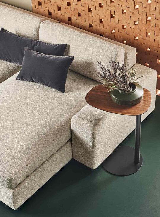 Table d’appoint Swole Blu Dot, meuble compact au caractère organique affirmé. noyer