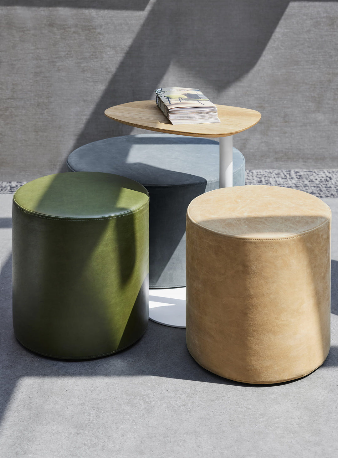 Table d’appoint Swole Blu Dot, lignes douces et détails raffinés contemporains. chene blanc