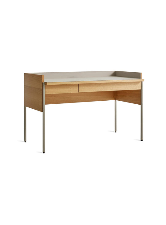 Découvrez le bureau Tabloid de Blu Dot, avec tiroirs intégrés et plateau durable en linoléum Forbo. putty