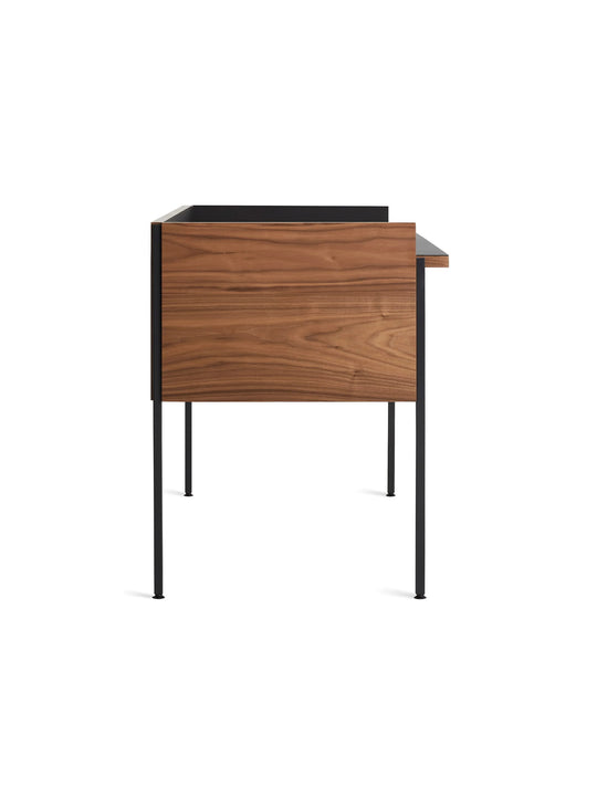 Bureau Blu Dot Tabloid avec généreuse surface de travail, deux tiroirs et passage de câbles dissimulé. oblivion