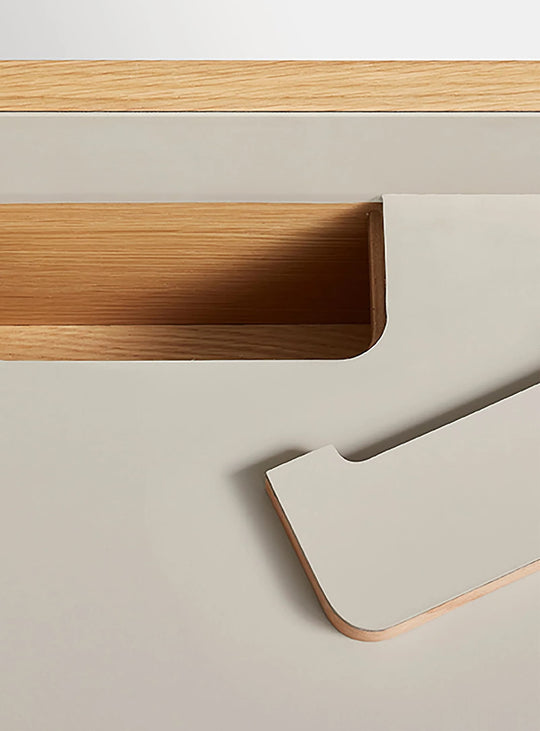 Bureau Tabloid de Blu Dot avec galerie intégrée, tiroirs de rangement et espace caché pour les câbles. putty