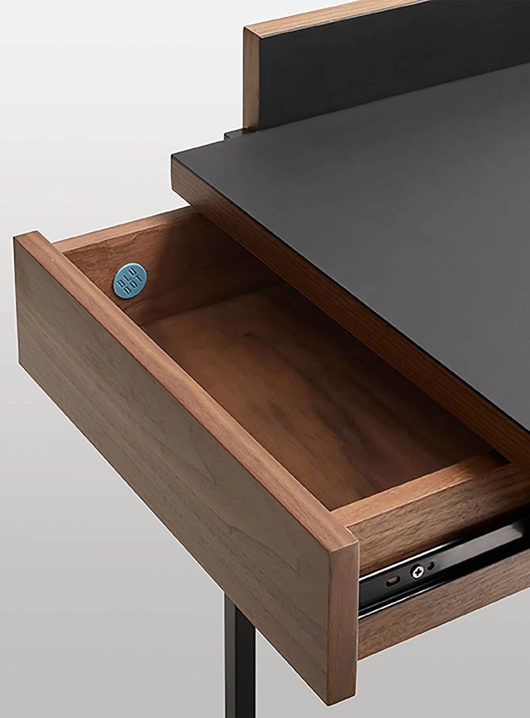 Bureau Blu Dot Tabloid, un meuble élégant et fonctionnel pensé pour le télétravail et le bureau à domicile. oblivion