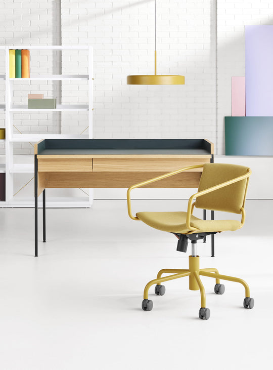Bureau Tabloid de Blu Dot au design léger avec pieds en acier, deux tiroirs et gestion intégrée des câbles. navy green