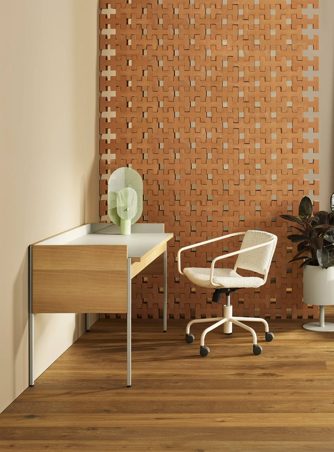 Bureau Tabloid de Blu Dot avec plateau en linoléum Forbo, deux tiroirs et gestion intégrée des câbles. putty