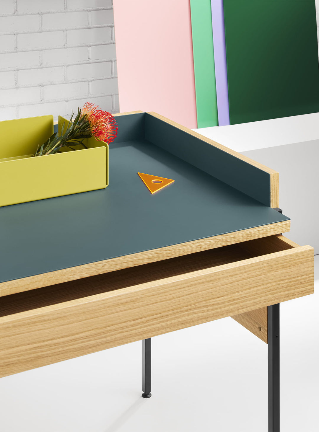 Bureau Tabloid de Blu Dot, certifié BIFMA, avec deux tiroirs et une généreuse surface de travail. navy green