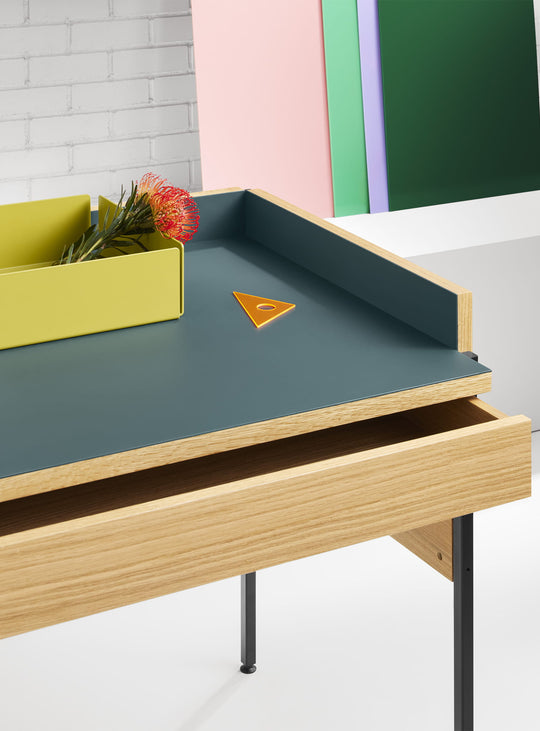 Bureau Tabloid de Blu Dot, certifié BIFMA, avec deux tiroirs et une généreuse surface de travail. navy green