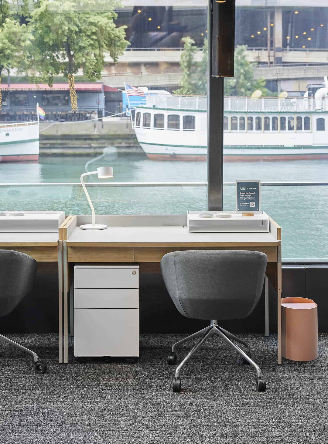 Bureau Blu Dot Tabloid avec dos fini, idéal au centre d'une pièce pour créer un espace de travail élégant. putty