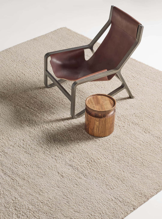 Chaise lounge Toro : hêtre massif, cuir riche et design fonctionnel signé Blu Dot. brun