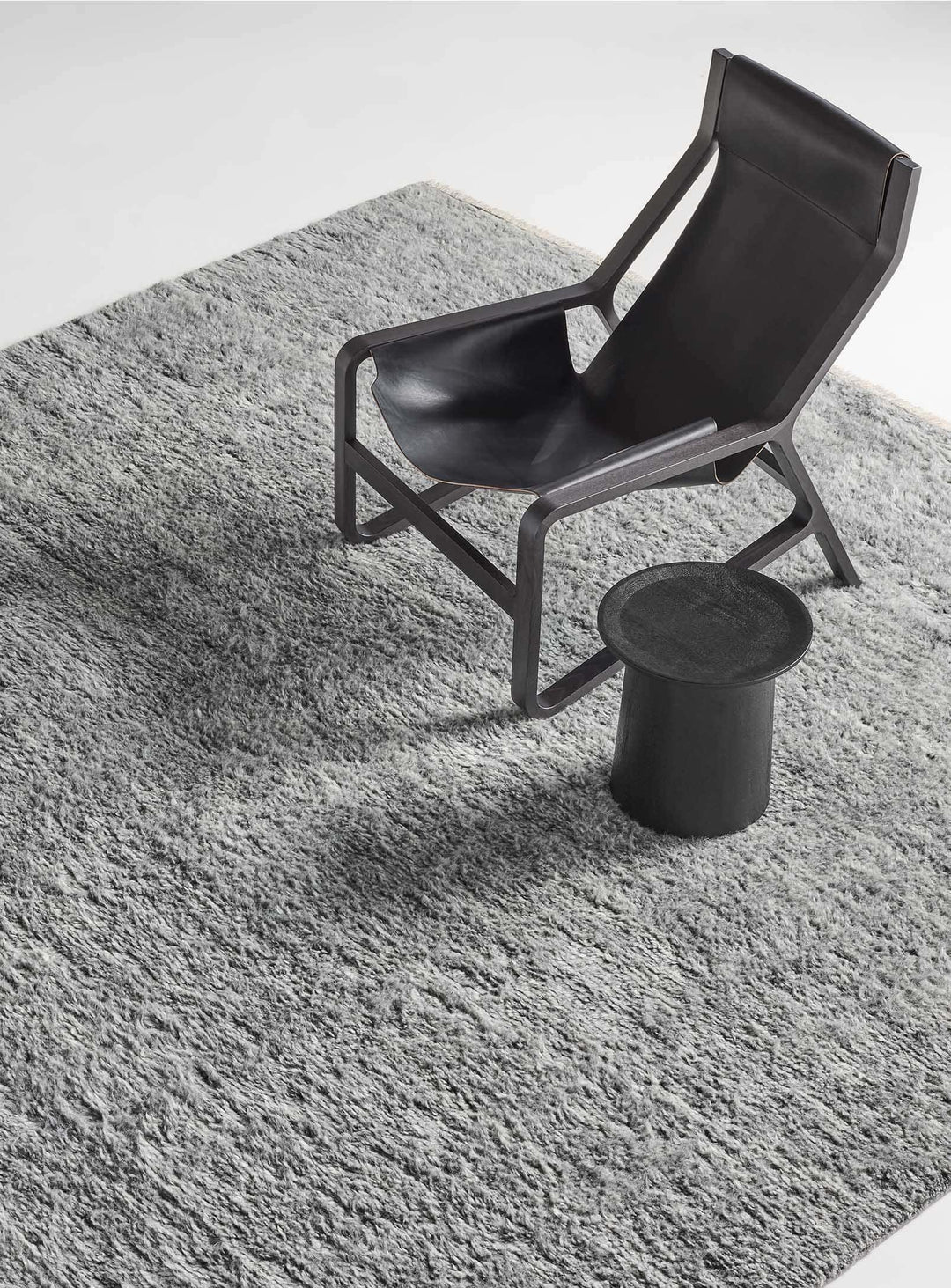 Blu Dot Toro : chaise lounge chic au cuir souple et au design sculptural. noir