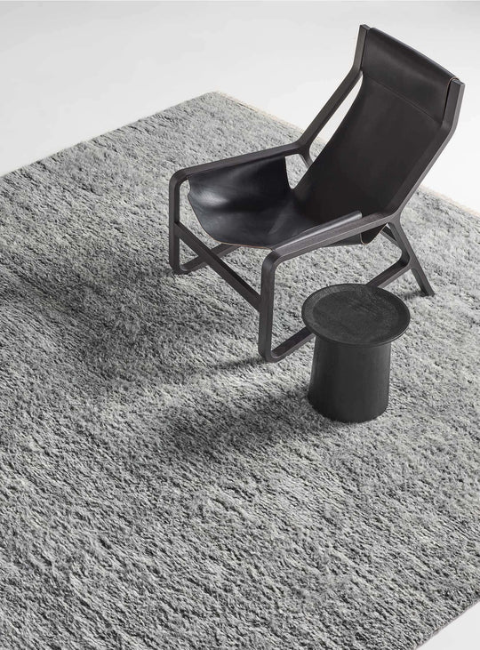 Blu Dot Toro : chaise lounge chic au cuir souple et au design sculptural. noir