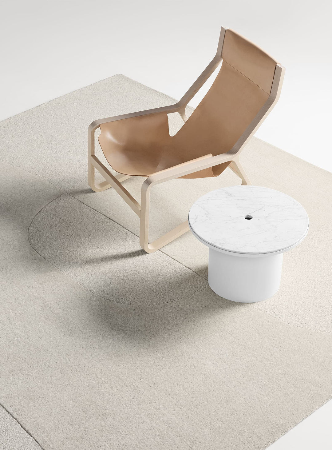 Chaise Toro Blu Dot : esthétique intemporelle et confort enveloppant. camel