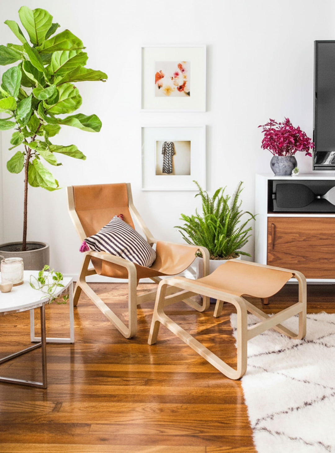 Chaise lounge Toro de Blu Dot : cuir pleine fleur et structure en hêtre massif. camel