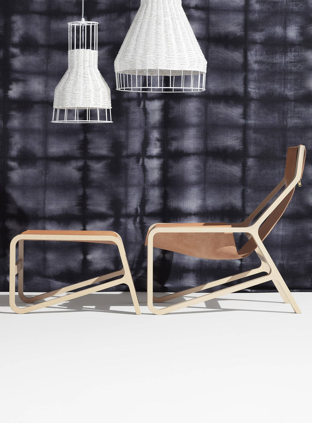 Ottoman Toro de Blu Dot : cuir pleine fleur et structure en hêtre massif. camel