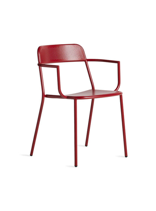 Chaise avec accoudoirs Trim Blu Dot : fauteuil moderne empilable, pratique et chic. carmine