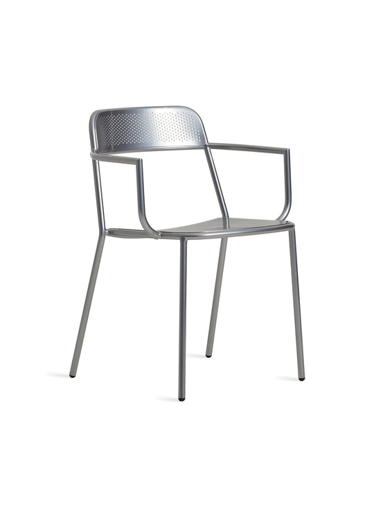 Chaise avec accoudoirs Trim Blu Dot : fauteuil design extérieur, acier durable. argent