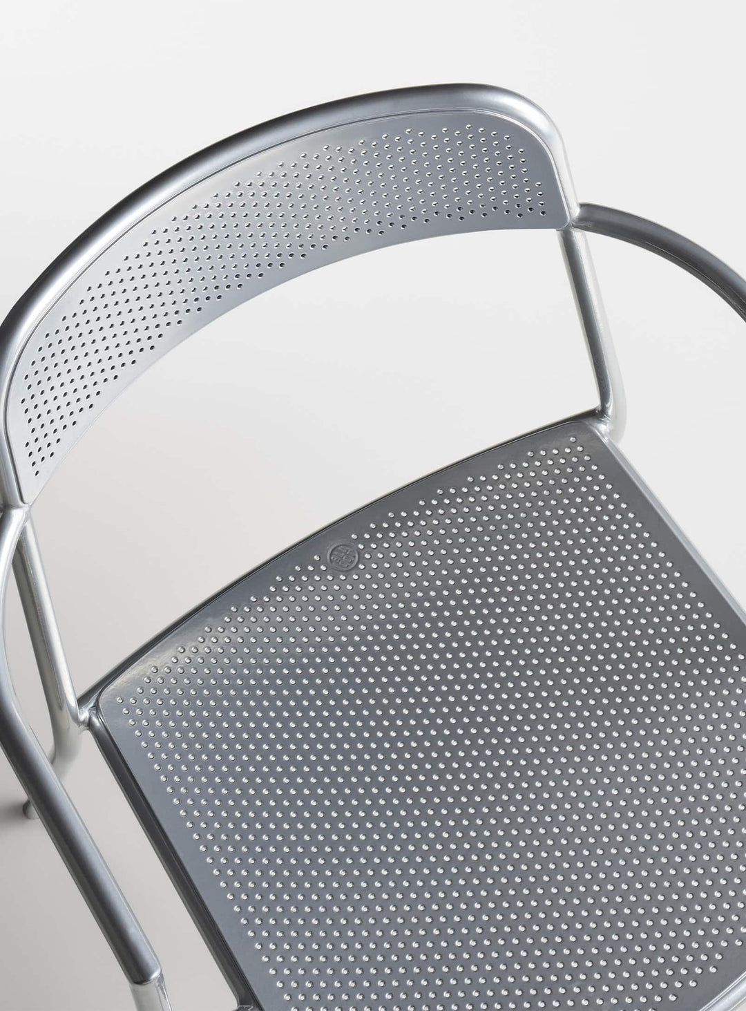 Chaise avec accoudoirs Trim Blu Dot : fauteuil design, idéal terrasse ou restaurant. argent