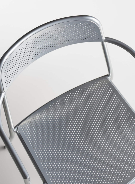 Chaise avec accoudoirs Trim Blu Dot : fauteuil design, idéal terrasse ou restaurant. argent
