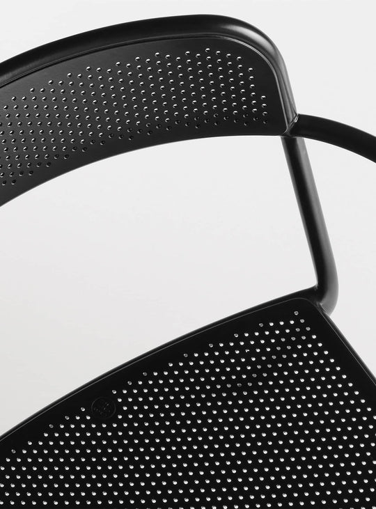 Chaise avec accoudoirs Trim Blu Dot : fauteuil métal moderne, empilable et pratique. noir