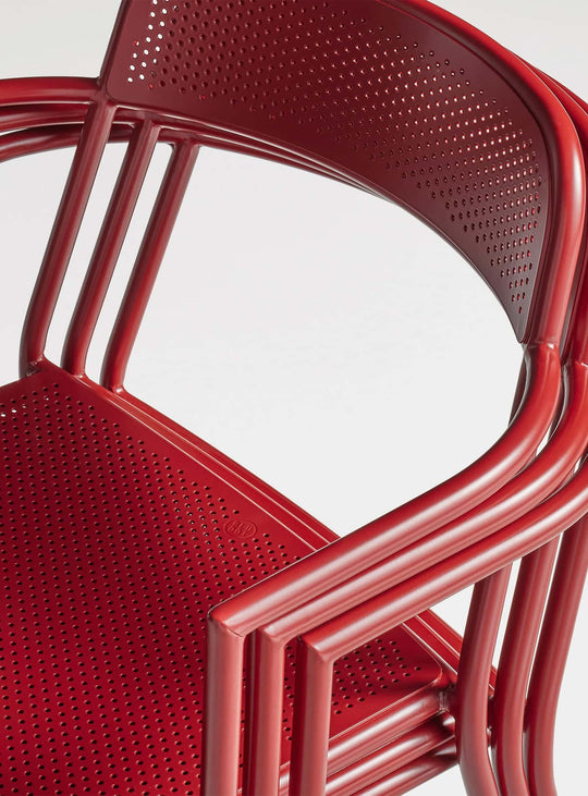 Chaise avec accoudoirs Trim Blu Dot : fauteuil contemporain, métal et design élégant. carmine