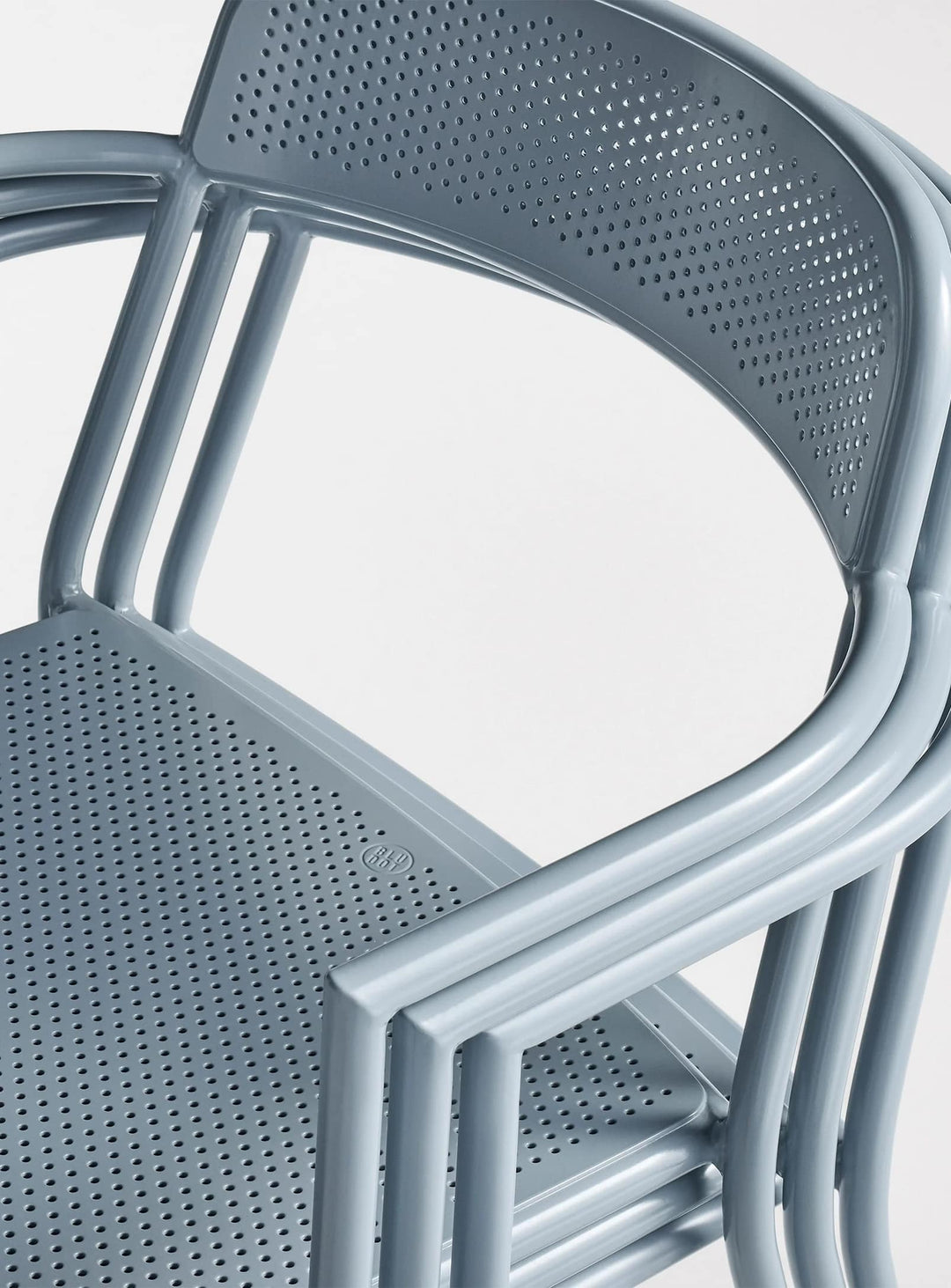 Chaise avec accoudoirs Trim Blu Dot : fauteuil design extérieur, acier résistant. grey blue