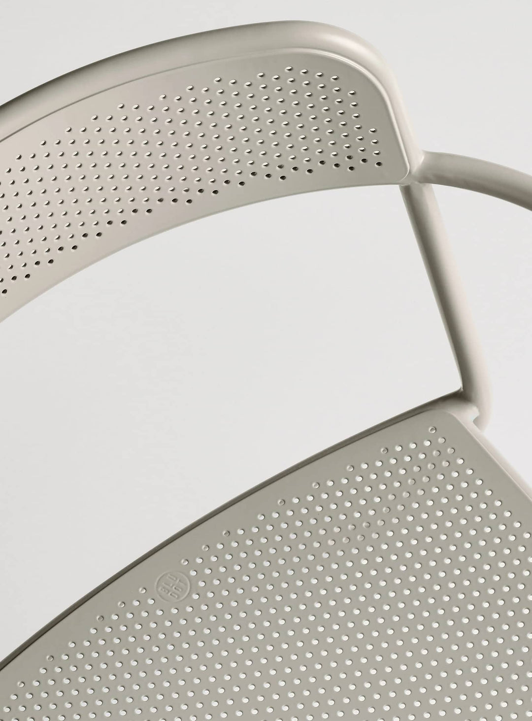 Chaise avec accoudoirs Trim Blu Dot : fauteuil moderne, acier et look contemporain. putty