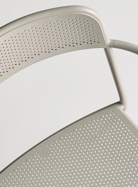 Chaise avec accoudoirs Trim Blu Dot : fauteuil moderne, acier et look contemporain. putty