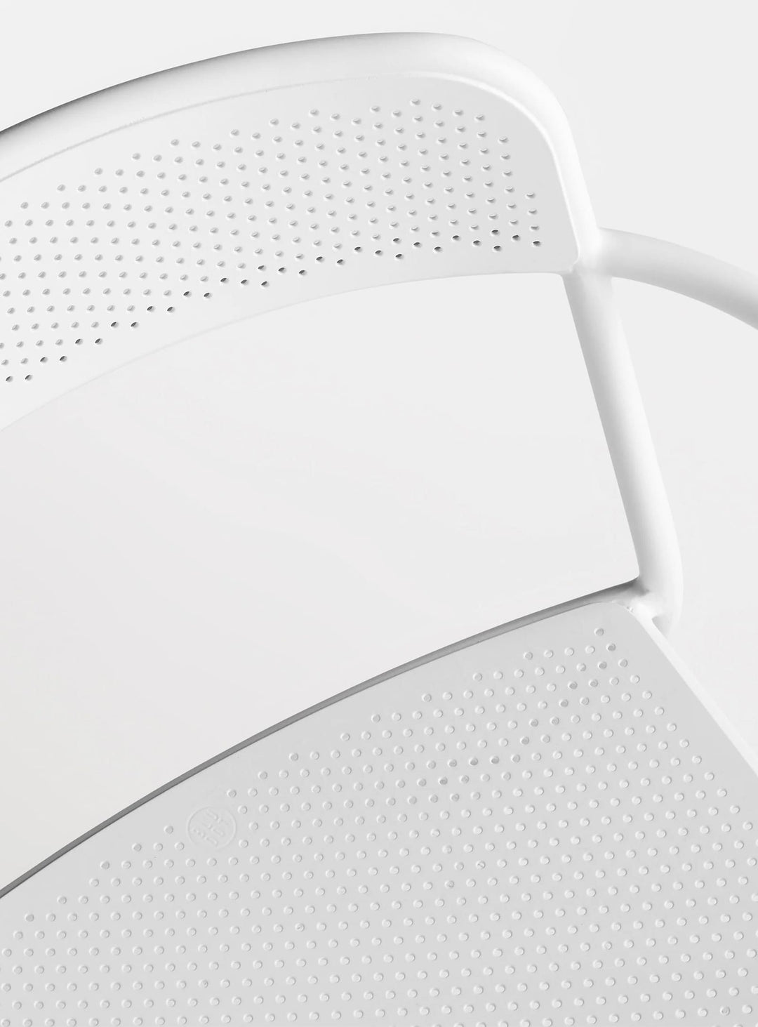 Chaise avec accoudoirs Trim Blu Dot : fauteuil design, style minimaliste et robuste. blanc