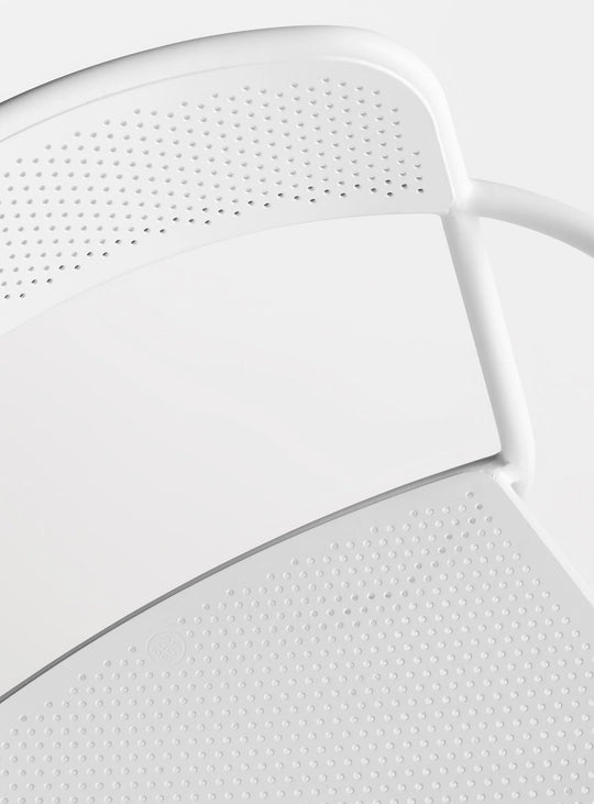 Chaise avec accoudoirs Trim Blu Dot : fauteuil design, style minimaliste et robuste. blanc