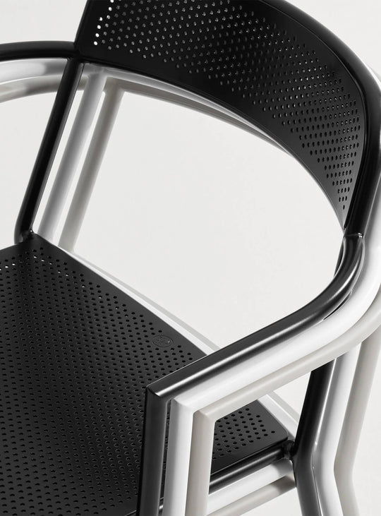 Chaise avec accoudoirs Trim Blu Dot : fauteuil design acier, style épuré, empilable et durable.