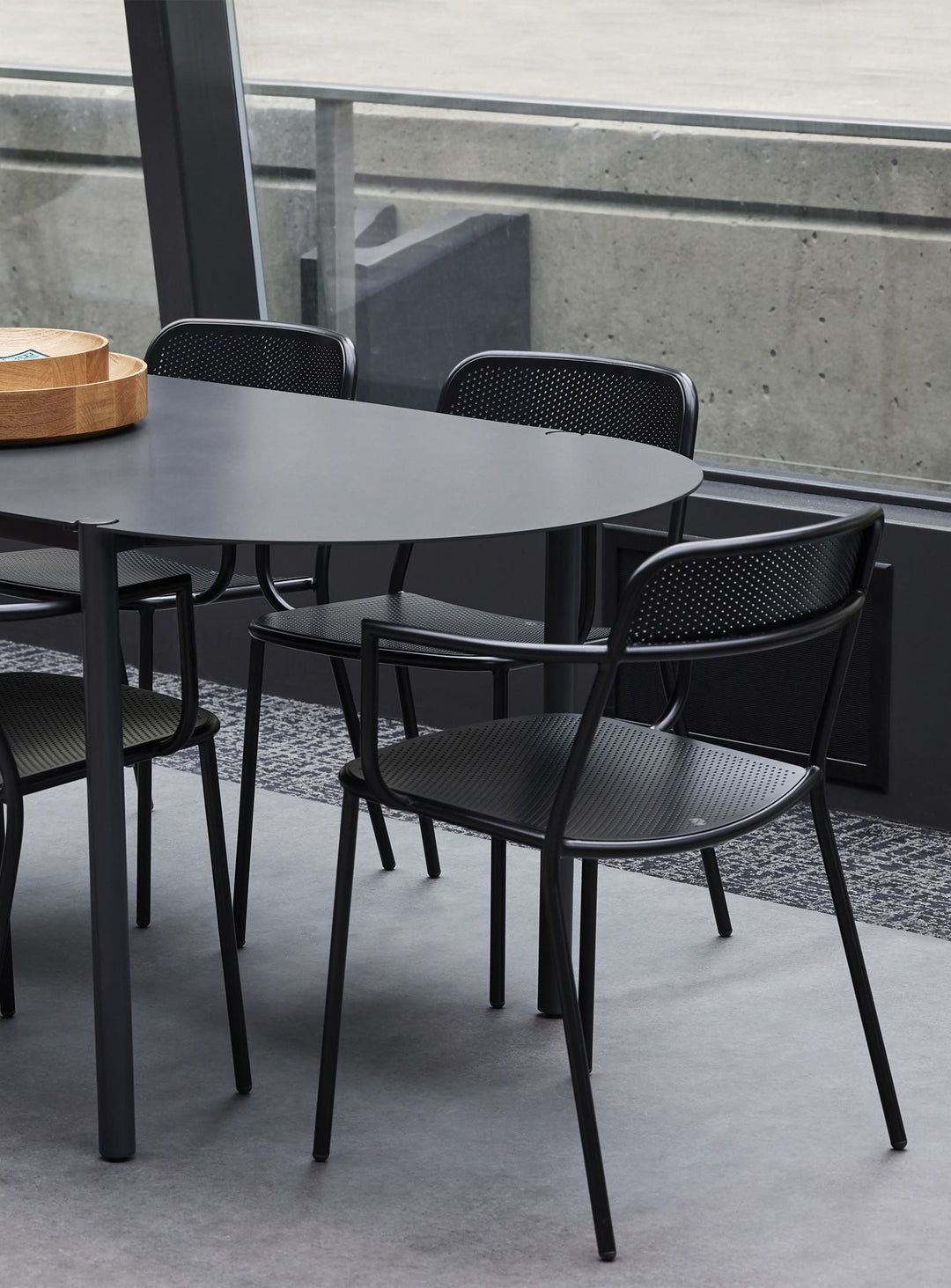 Chaise avec accoudoirs Trim Blu Dot : fauteuil design acier, moderne et empilable. noir