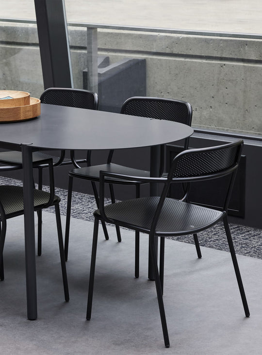 Chaise avec accoudoirs Trim Blu Dot : fauteuil design acier, moderne et empilable. noir