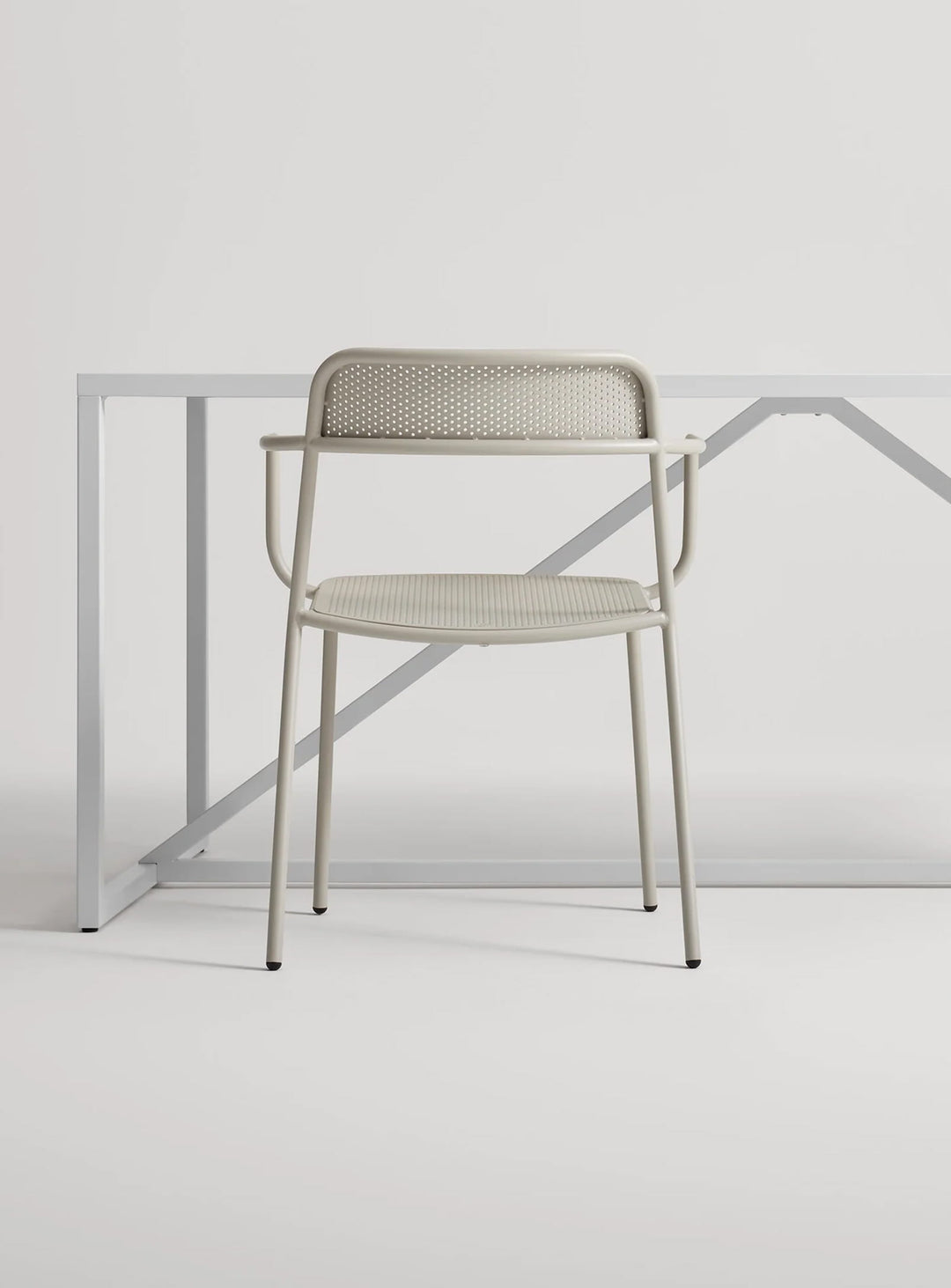 Chaise avec accoudoirs Trim Blu Dot : fauteuil moderne, design minimaliste et solide. putty