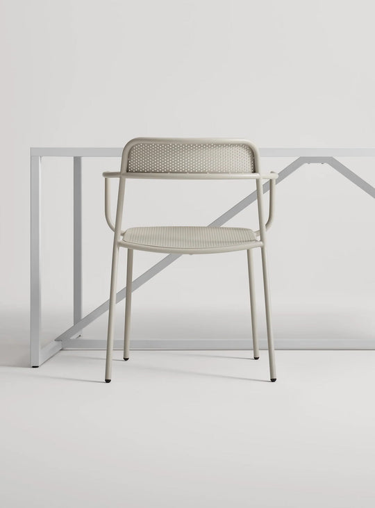Chaise avec accoudoirs Trim Blu Dot : fauteuil moderne, design minimaliste et solide. putty