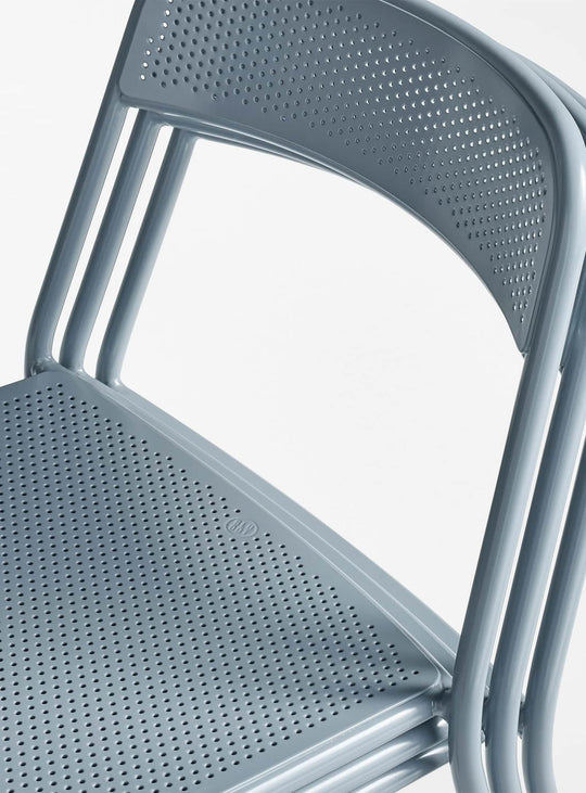 Chaise Trim Blu Dot : chaise design extérieur, acier durable et look contemporain. grey blue