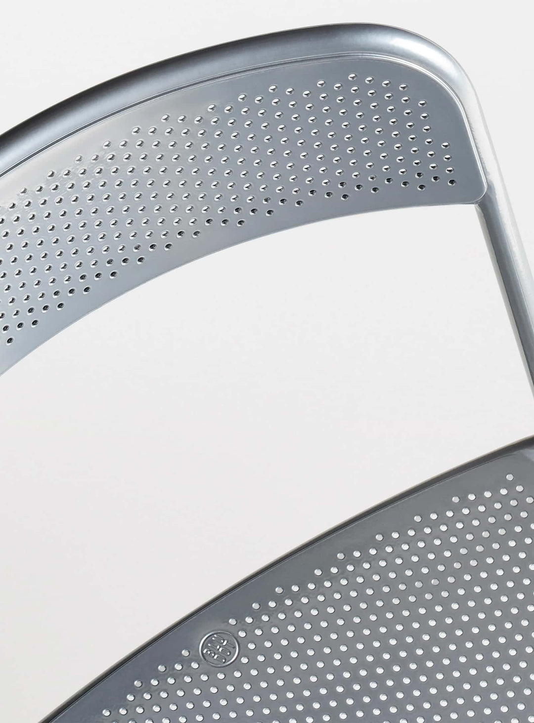 Chaise Trim Blu Dot : chaise design empilable, pratique et robuste. argent