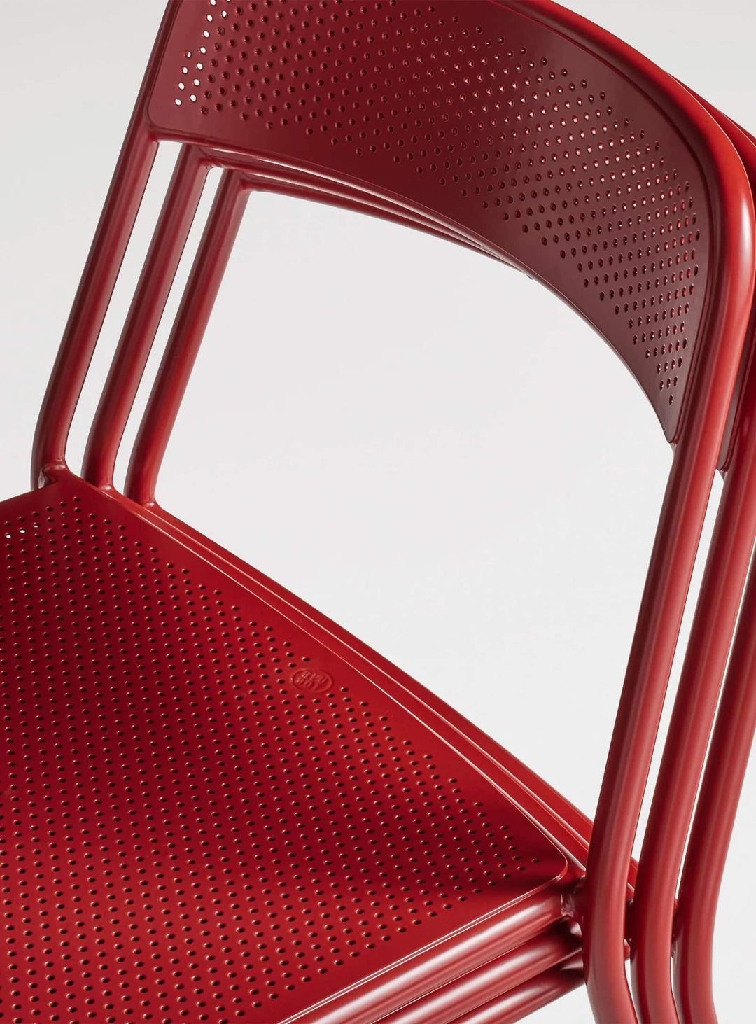 Chaise Trim Blu Dot : chaise design extérieur, acier durable et look contemporain. carmine