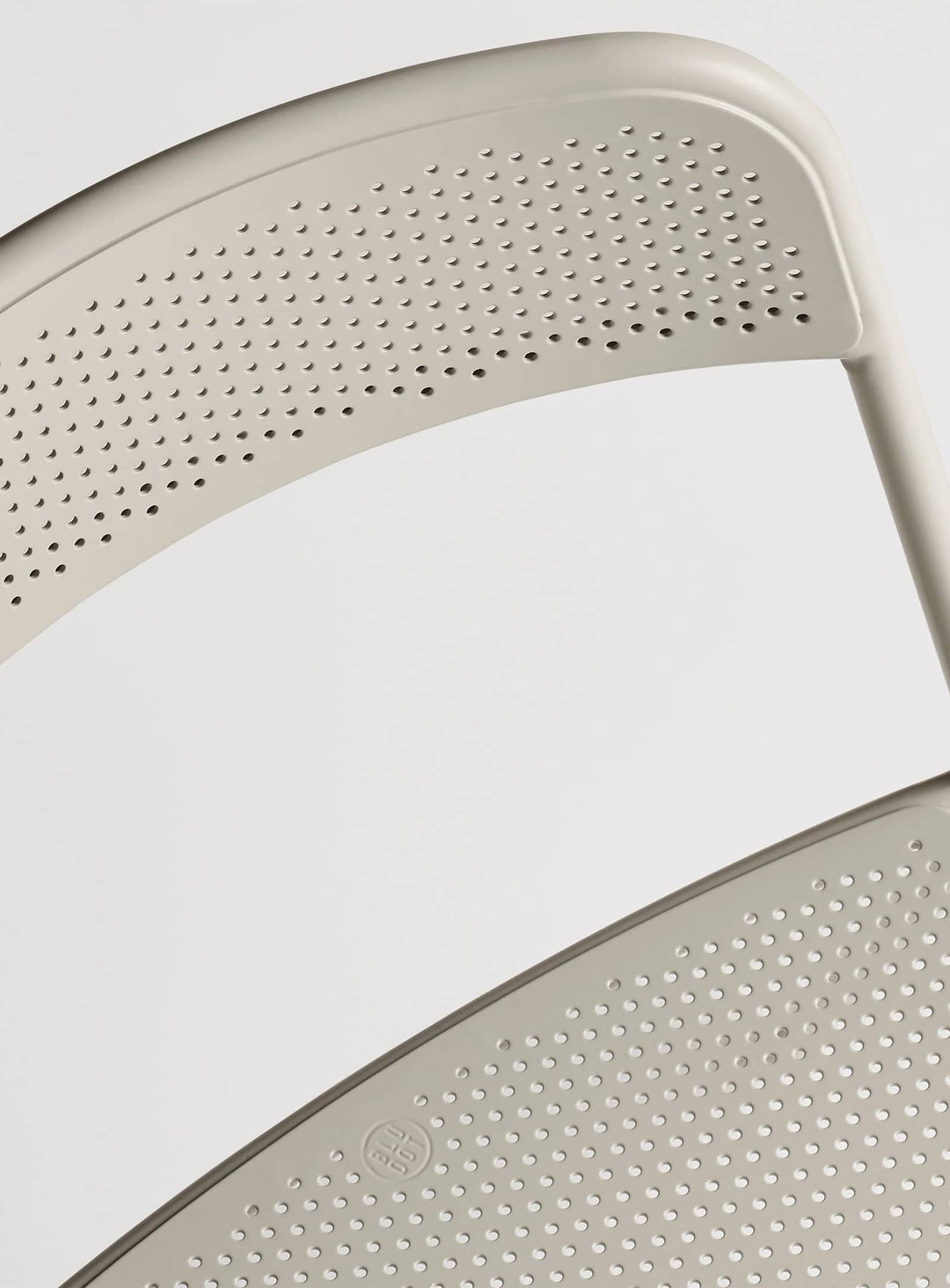 Chaise Trim Blu Dot : chaise design empilable, pratique et robuste. putty