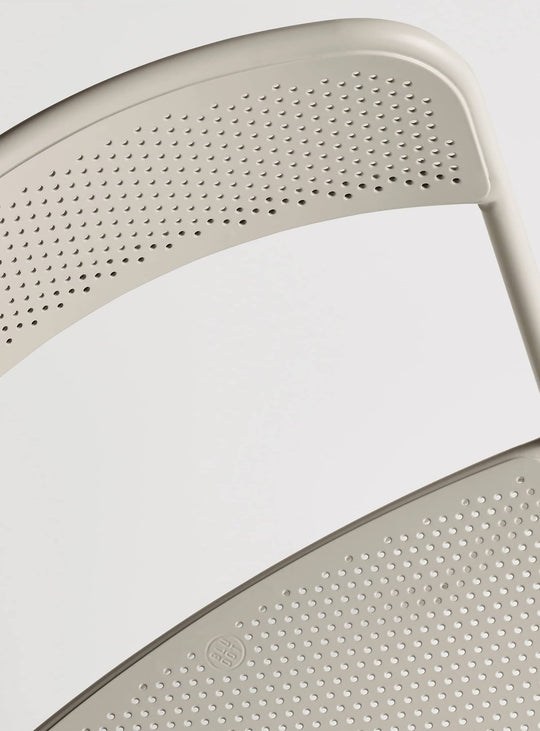 Chaise Trim Blu Dot : chaise design empilable, pratique et robuste. putty