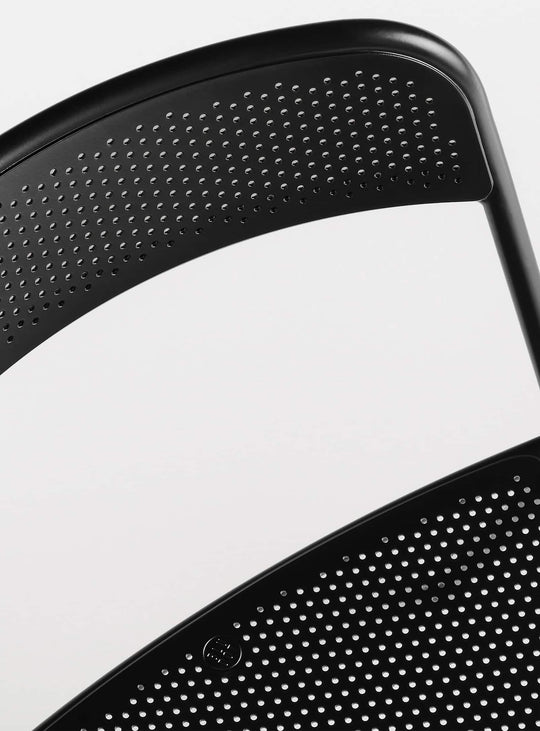 Chaise Trim Blu Dot : chaise design acier, style épuré et usage intérieur extérieur. noir