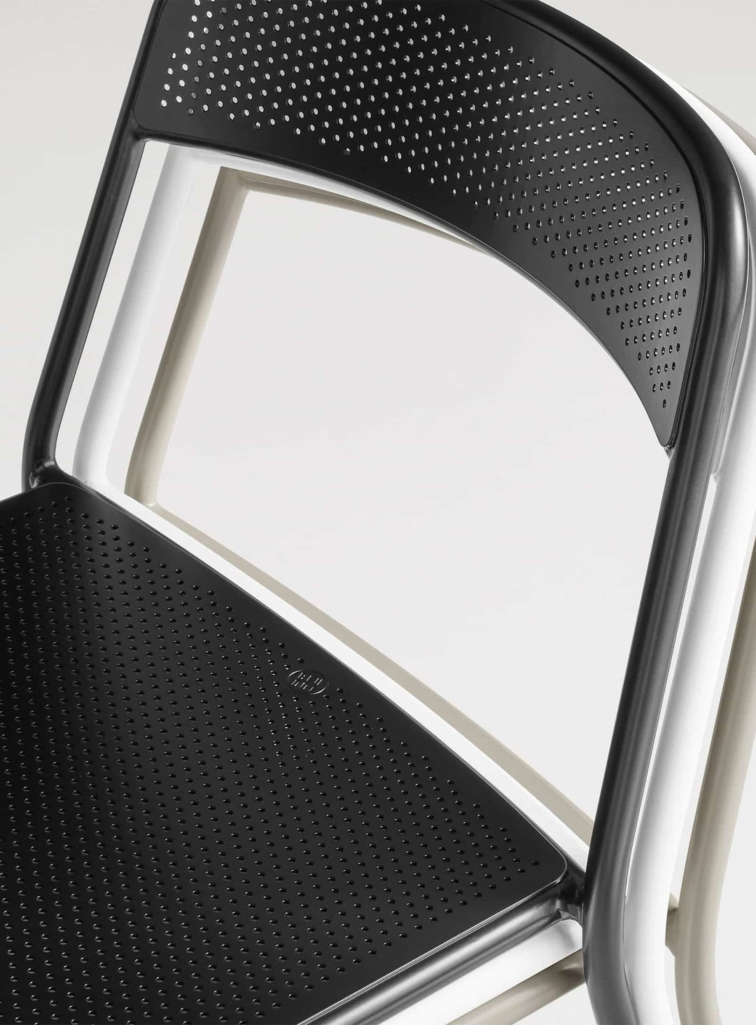 Chaise Trim Blu Dot : chaise moderne empilable, métal et design minimaliste.