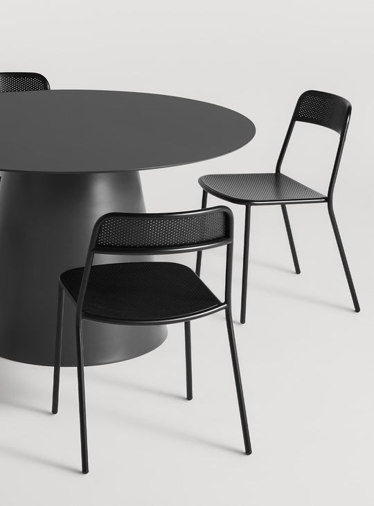 Chaise Trim Blu Dot : chaise design métal, moderne et résistante intérieur extérieur. noir