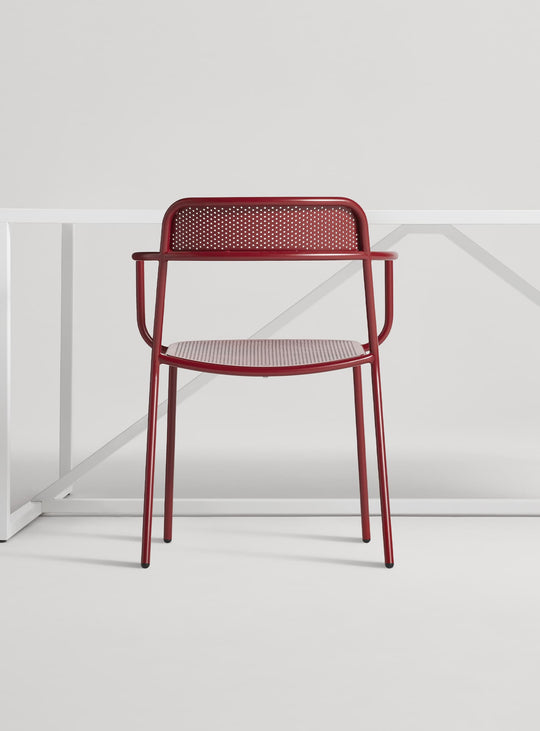 Chaise Trim Blu Dot : chaise métal design, empilable et résistante aux intempéries. carmine